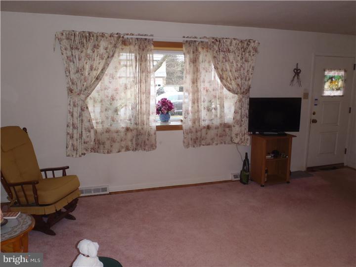 1018 Howard Road Warminster, PA 18974 - Photo 5 of 25 Living Room