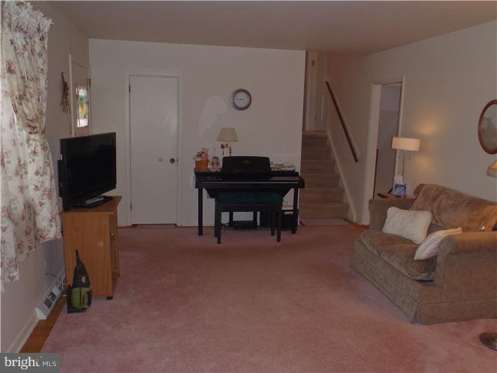 1018 Howard Road Warminster, PA 18974 - Photo 6 of 25 Living Room