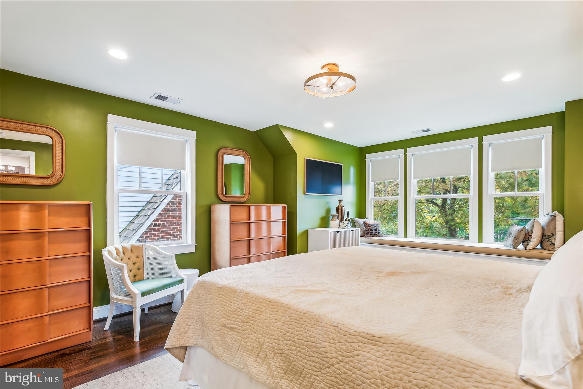 2433 Ridge Rd Drive Alexandria, VA 22302 - Photo 26 of 59 Primary Bedroom, lots of windows, light