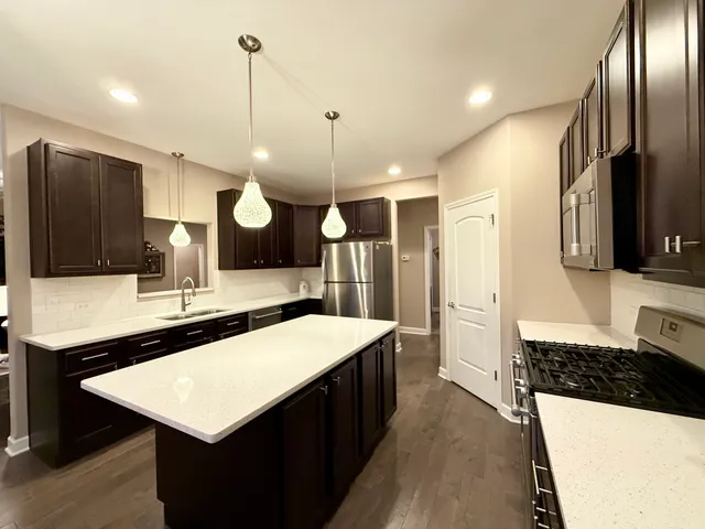 $560,000 | 21053 Benjamin Drive, Shorewood, IL 60404