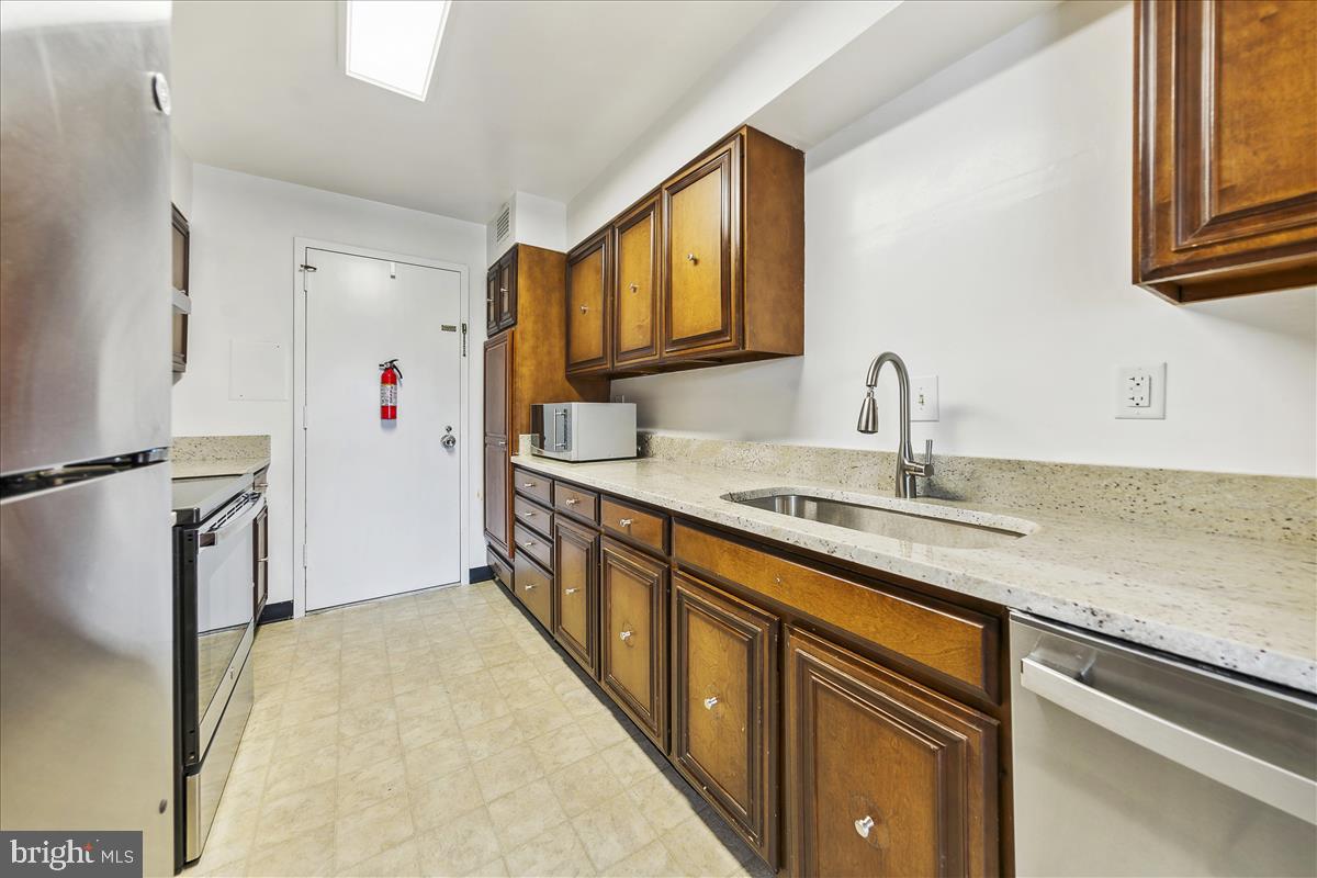 2501 Calvert Street Northwest, Unit 804 Washington, DC 20008 - Photo 14 of 45 Unit kitchen