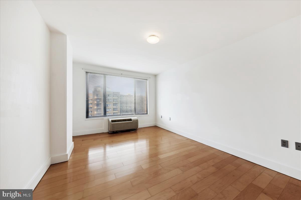 2501 Calvert Street Northwest, Unit 804 Washington, DC 20008 - Photo 19 of 45 Bedroom 1