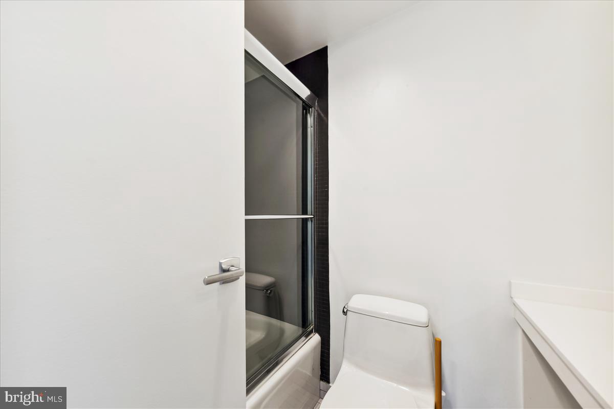 2501 Calvert Street Northwest, Unit 804 Washington, DC 20008 - Photo 29 of 45 Main bathroom