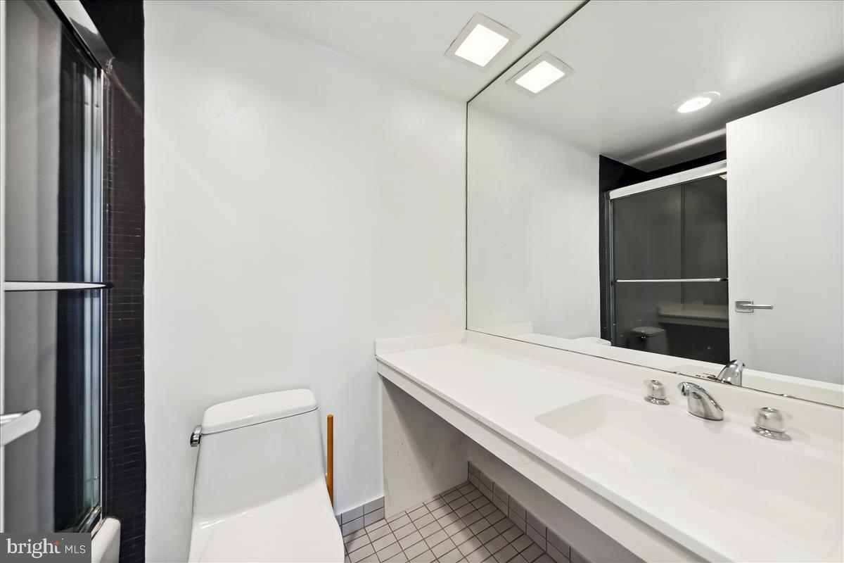 2501 Calvert Street Northwest, Unit 804 Washington, DC 20008 - Photo 30 of 45 Main bathroom