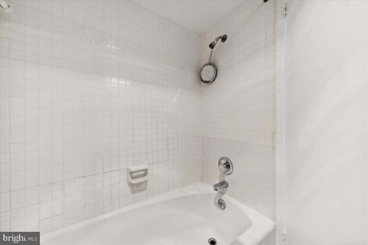 2501 Calvert Street Northwest, Unit 804 Washington, DC 20008 - Photo 31 of 45 Bathroom 2