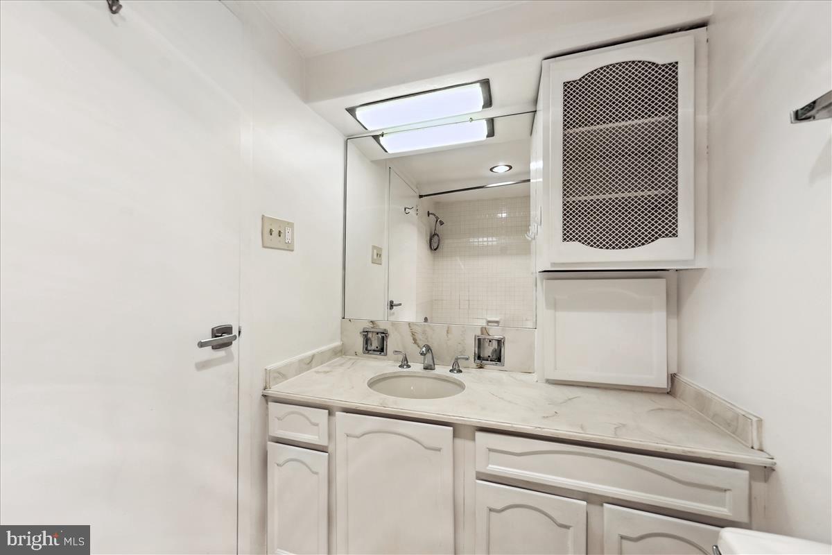 2501 Calvert Street Northwest, Unit 804 Washington, DC 20008 - Photo 32 of 45 Bathroom 2