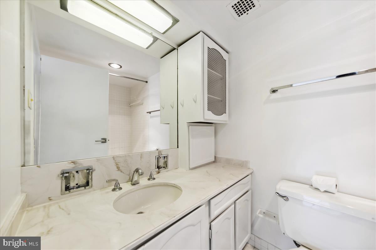 2501 Calvert Street Northwest, Unit 804 Washington, DC 20008 - Photo 33 of 45 Bathroom 2