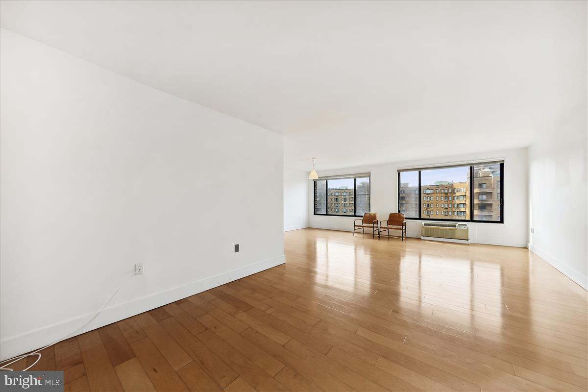 2501 Calvert Street Northwest, Unit 804 Washington, DC 20008 - Photo 9 of 45 Unit dining/living areas