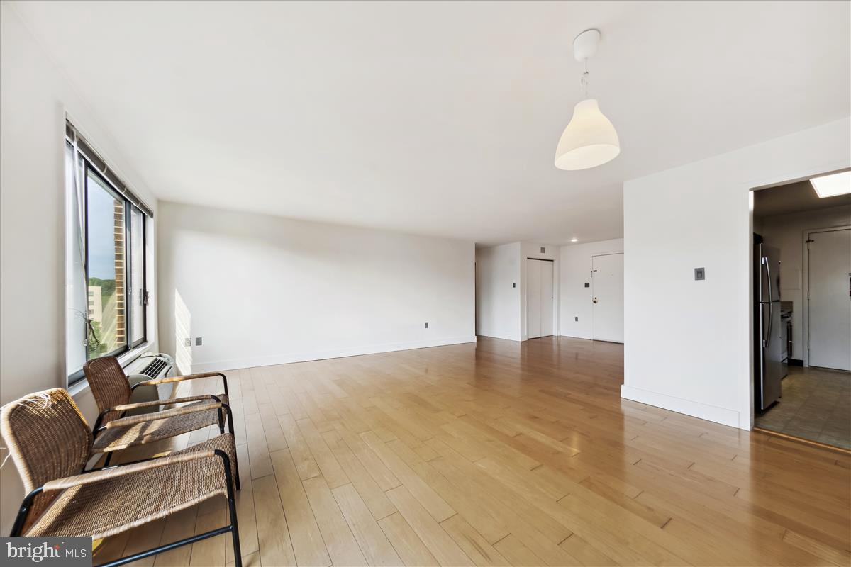 2501 Calvert Street Northwest, Unit 804 Washington, DC 20008 - Photo 10 of 45 Unit dining/living areas