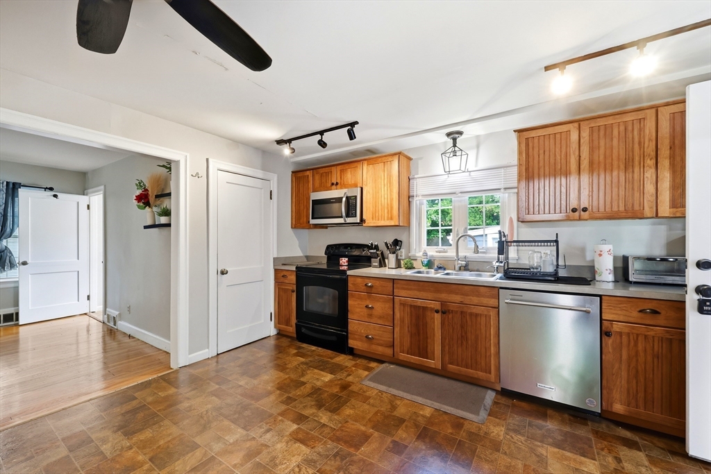 15 Lucerne Road Springfield, MA 01119 - Photo 4 of 22