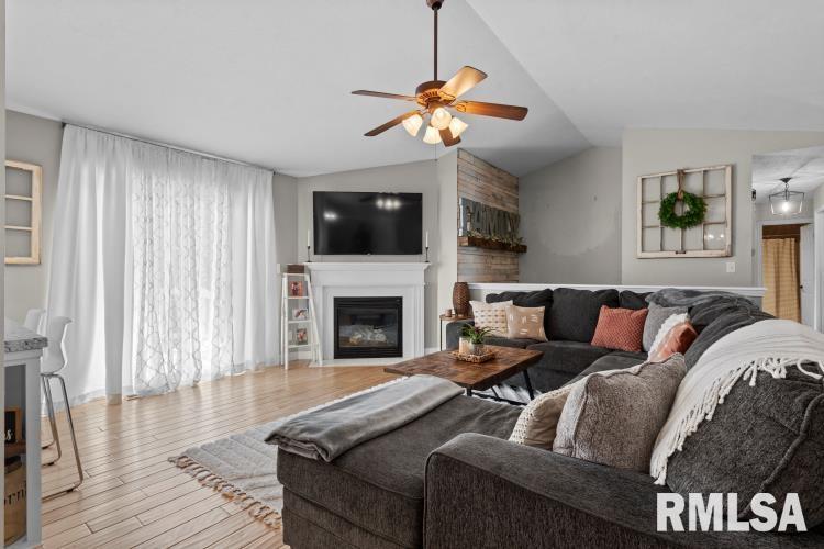 3716 Carney Boulevard Springfield, IL 62712 - Photo 3 of 36