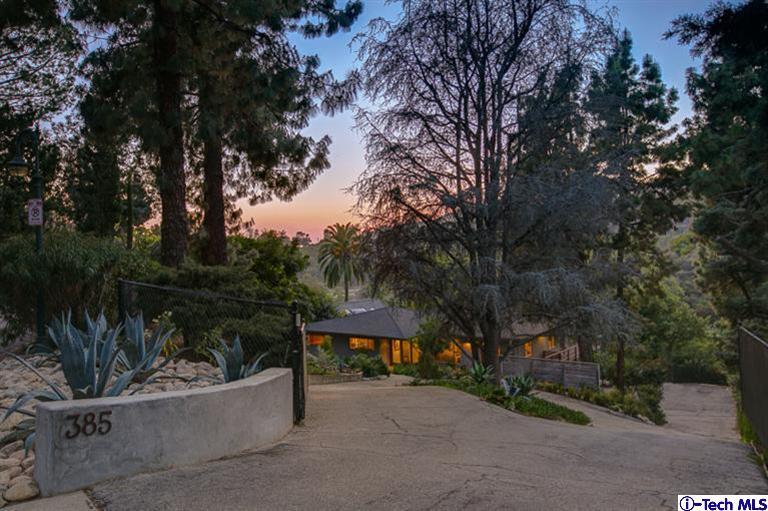 a view of a bench in a backyard
