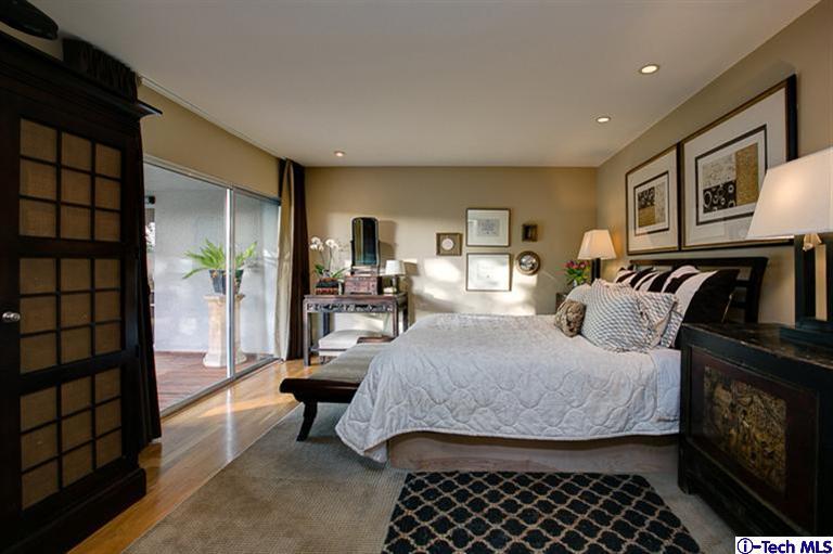 385 Manford Way Pasadena, CA 91105 - Photo 21 of 44 a bedroom with a bed and a couch