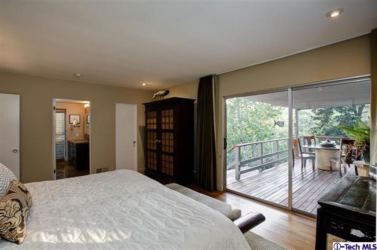 385 Manford Way Pasadena, CA 91105 - Photo 22 of 44 a bedroom with a bed and wooden floor