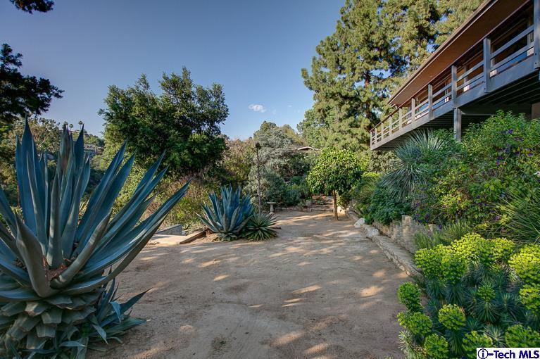 385 Manford Way Pasadena, CA 91105 - Photo 36 of 44 a view of a house with a yard