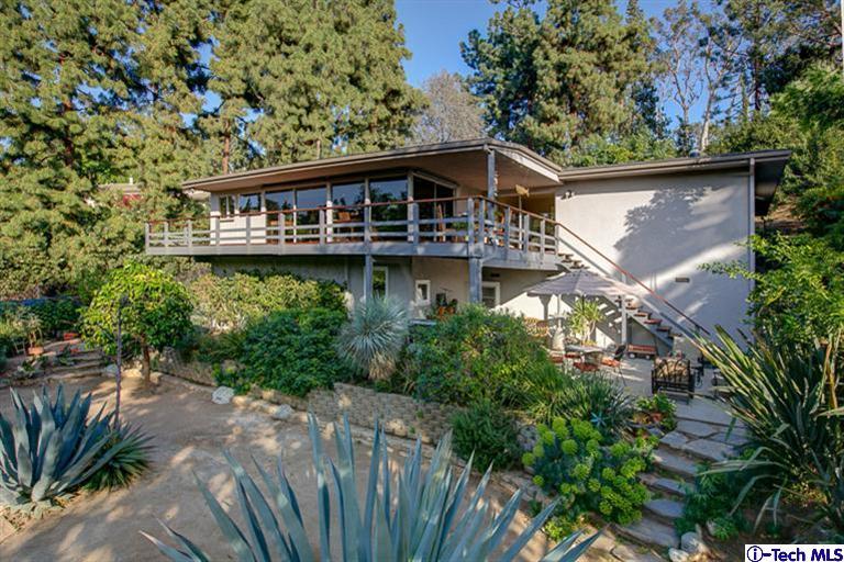 385 Manford Way Pasadena, CA 91105 - Photo 37 of 44 a view of a house with balcony