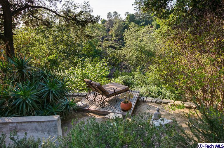 385 Manford Way Pasadena, CA 91105 - Photo 38 of 44 a backyard of a house with table and chairs