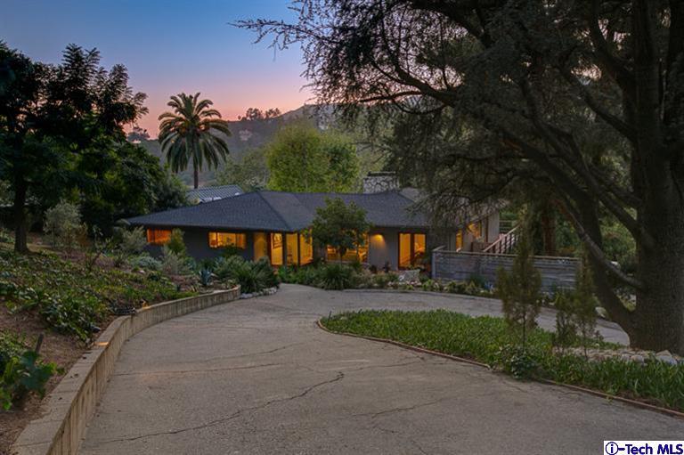 385 Manford Way Pasadena, CA 91105 - Photo 44 of 44 a backyard of a house with table and chairs under an umbrella