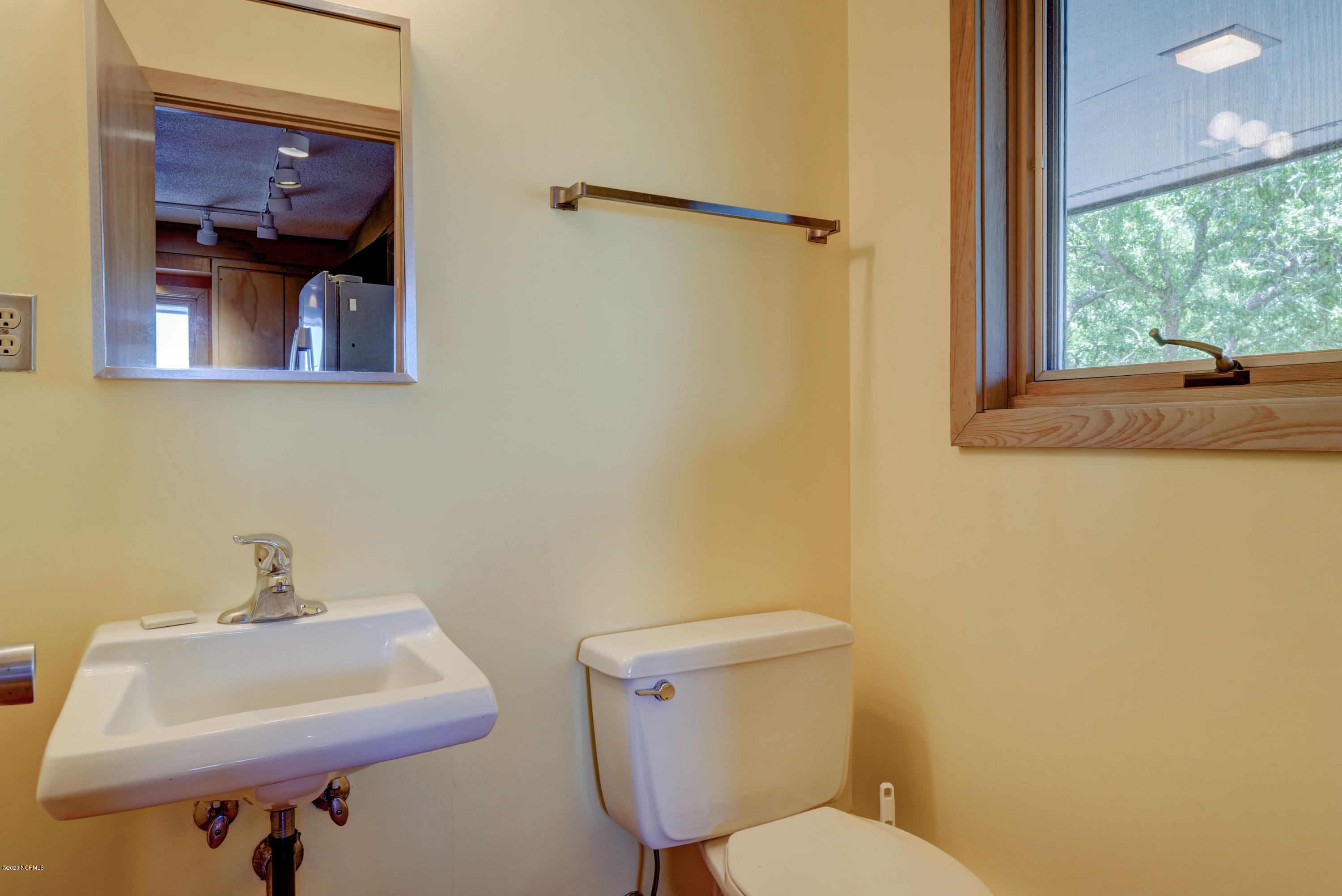 5550 Peden Point Road Wilmington, NC 28409 - Photo 28 of 62 Half Bathroom