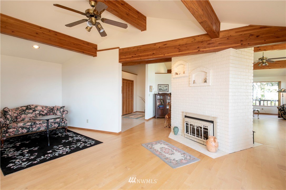 6188 Double Bluff Road Freeland, WA 98249 - Photo 27 of 40 a living room with stainless steel appliances kitchen island granite countertop a stove and a refrigerator