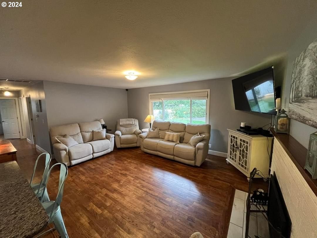 1516 Southwest 41st Street Pendleton, OR 97801 - Photo 3 of 20 a living room with furniture and a flat screen tv