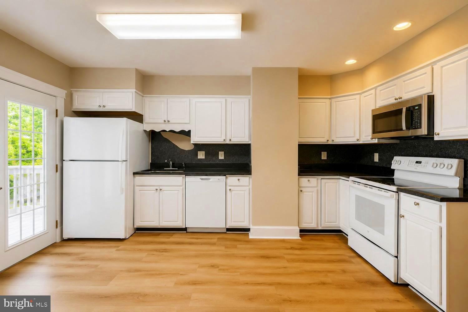 411 North Rock Glen Road Baltimore, MD 21229 - Photo 13 of 38 Kitchen