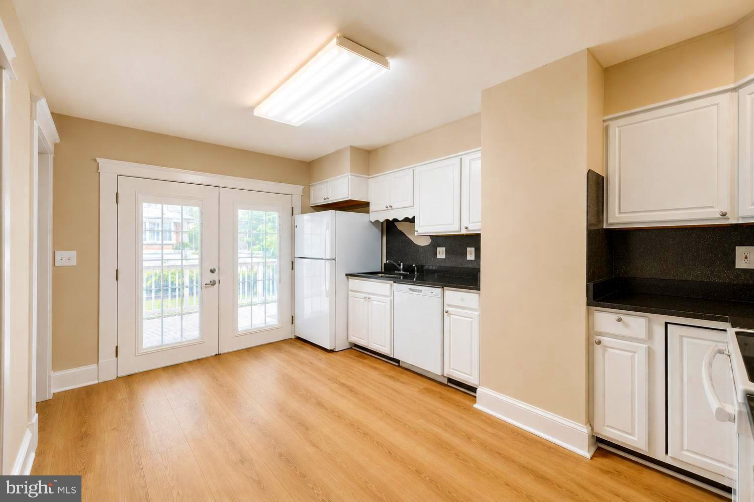 411 North Rock Glen Road Baltimore, MD 21229 - Photo 15 of 38 Kitchen