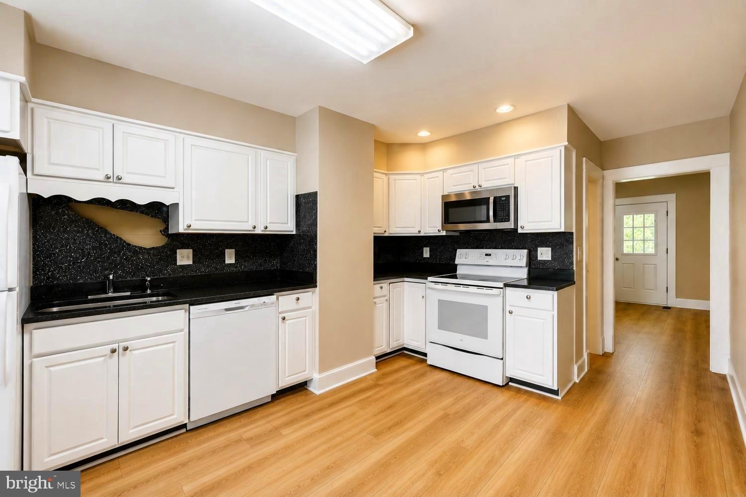 411 North Rock Glen Road Baltimore, MD 21229 - Photo 16 of 38 Kitchen