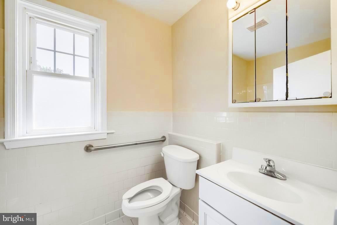 411 North Rock Glen Road Baltimore, MD 21229 - Photo 23 of 38 Upstairs Bathroom