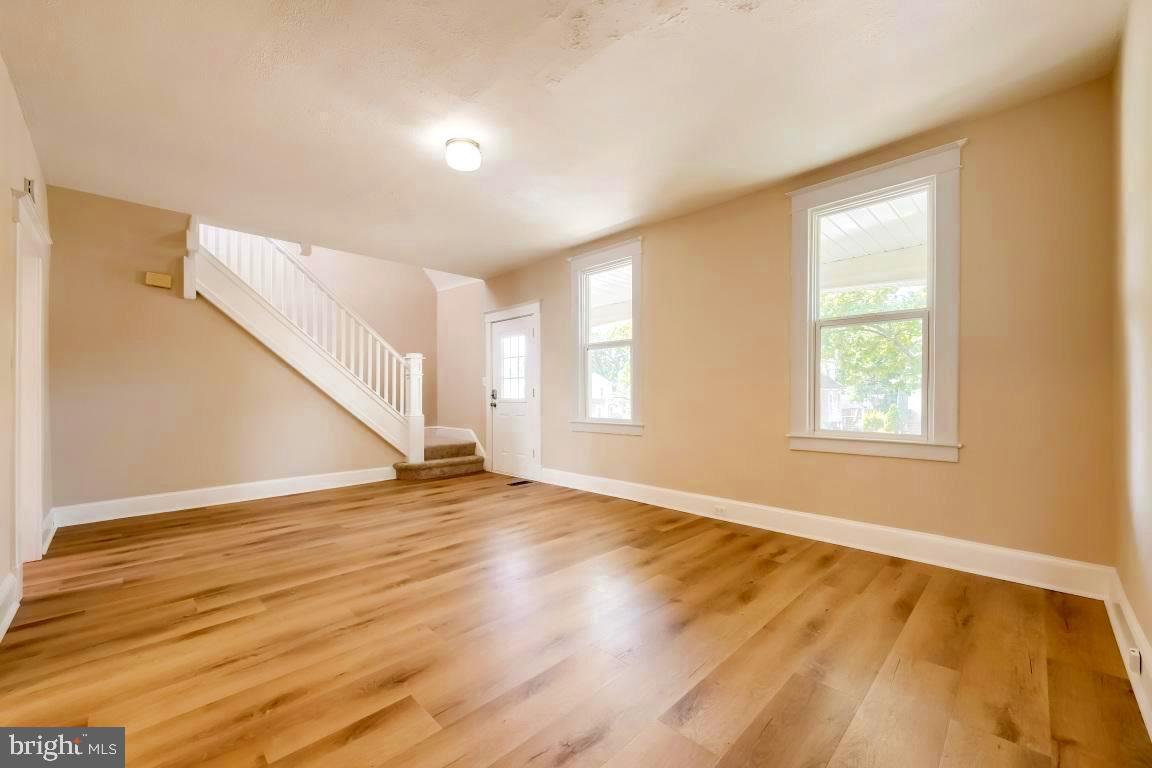 411 North Rock Glen Road Baltimore, MD 21229 - Photo 8 of 38 Living Room