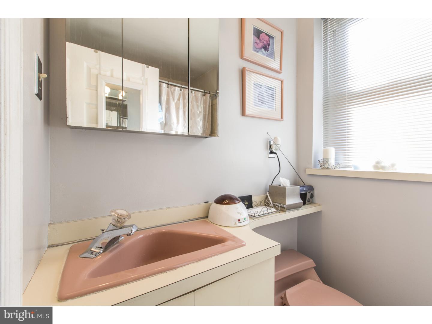 1827 Merribrook Road Philadelphia, PA 19151 - Photo 15 of 25 Bathroom