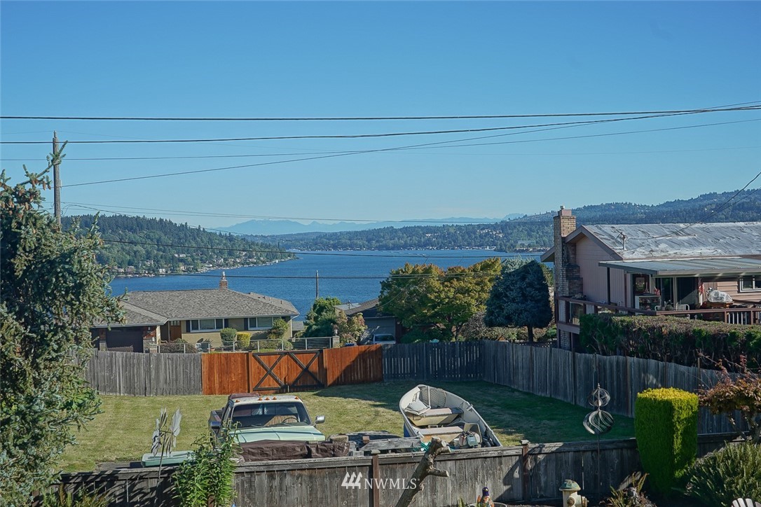 76 South Sunnycrest Road Seattle, WA 98178 - Photo 4 of 14 Gallery Image 4