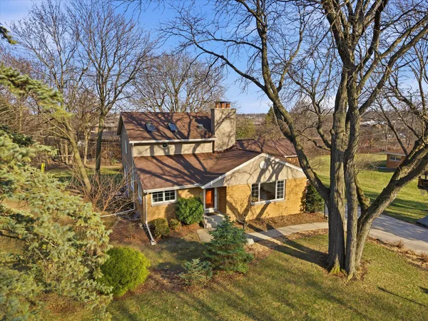 $565,000 | 2340 Alta Louise Parkway, Brookfield, WI 53045