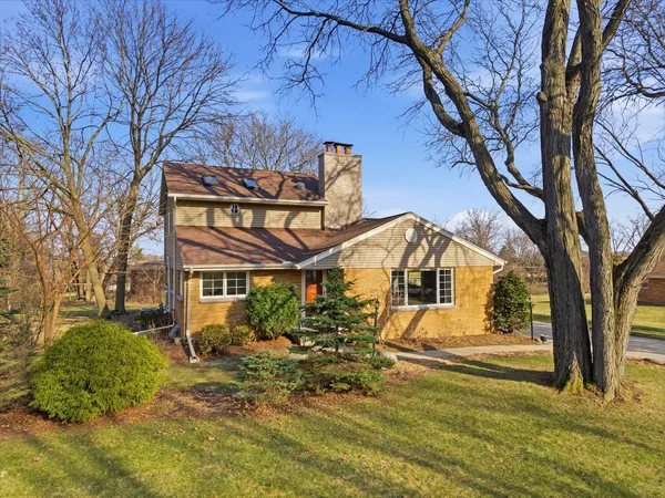 $565,000 | 2340 Alta Louise Parkway, Brookfield, WI 53045