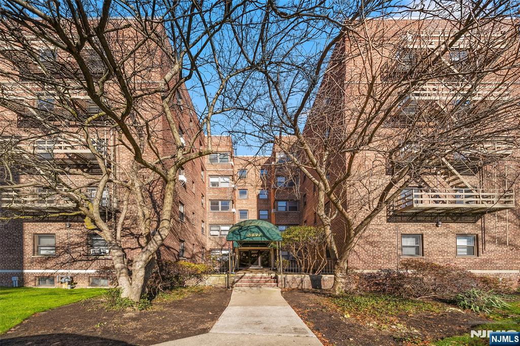 2337 Hudson Terrace, Unit C11 Fort Lee, NJ 07024 - Photo 4 of 23 a view of a park with large trees