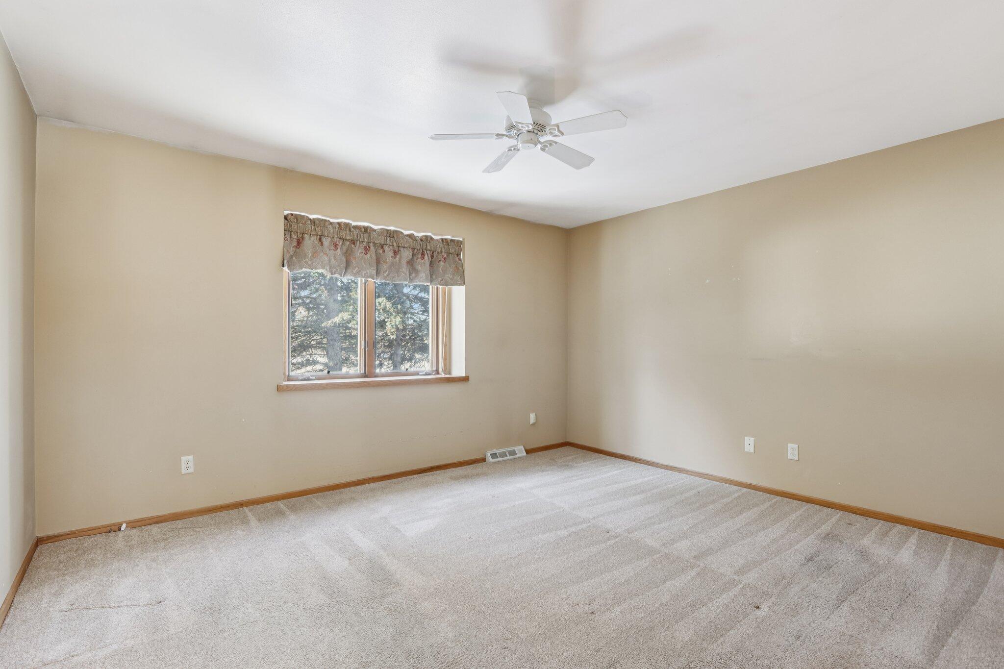 W178-n9743 Riversbend Circle East Germantown, WI 53022 - Photo 19 of 48 Primary Bedroom