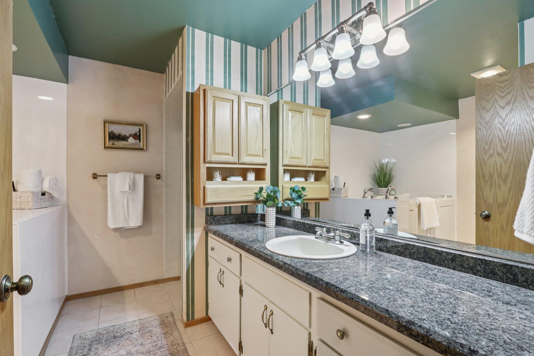 W178-n9743 Riversbend Circle East Germantown, WI 53022 - Photo 23 of 48 Primary Bathroom