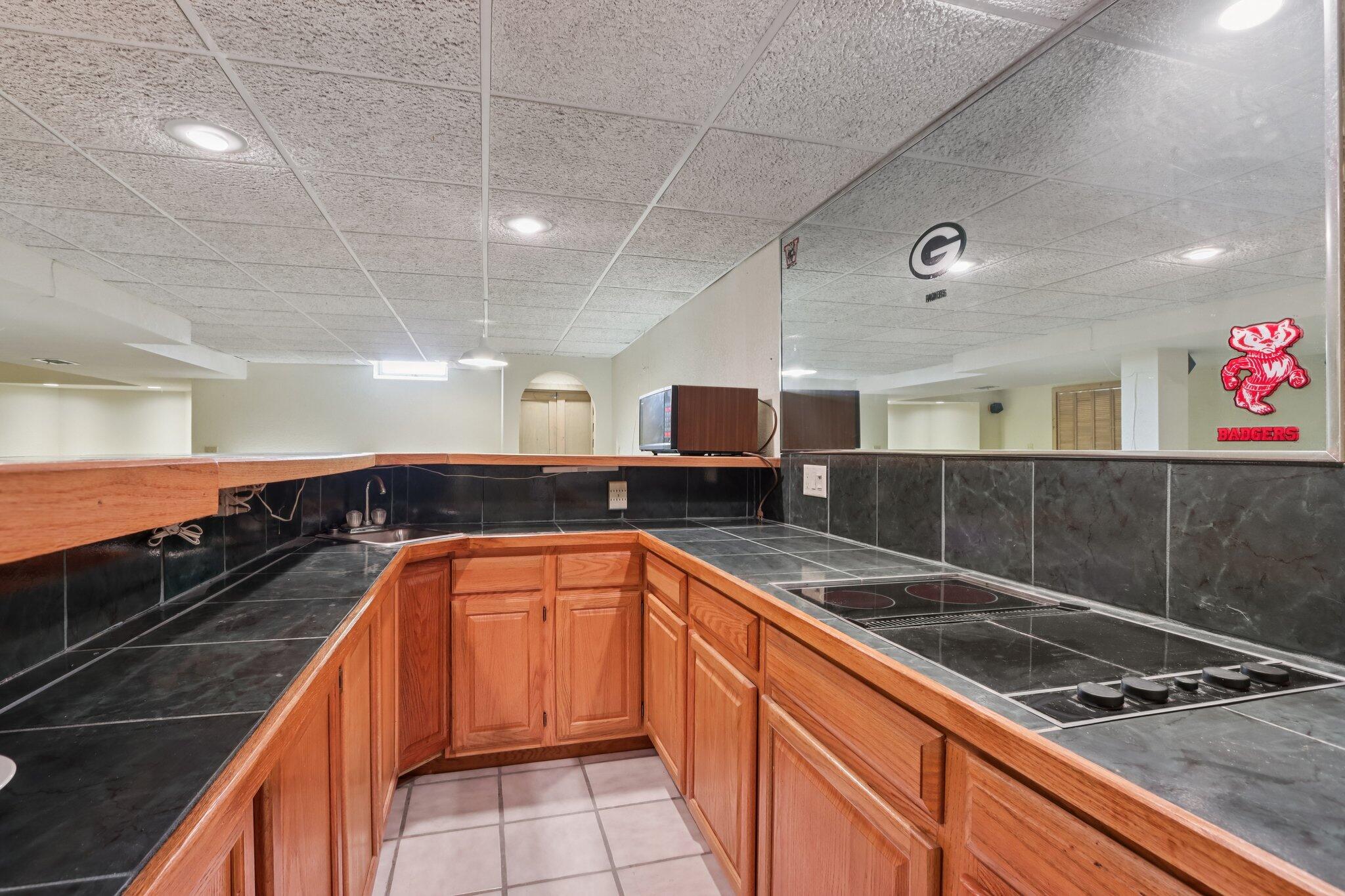 W178-n9743 Riversbend Circle East Germantown, WI 53022 - Photo 37 of 48 Wet Bar w/cooktop