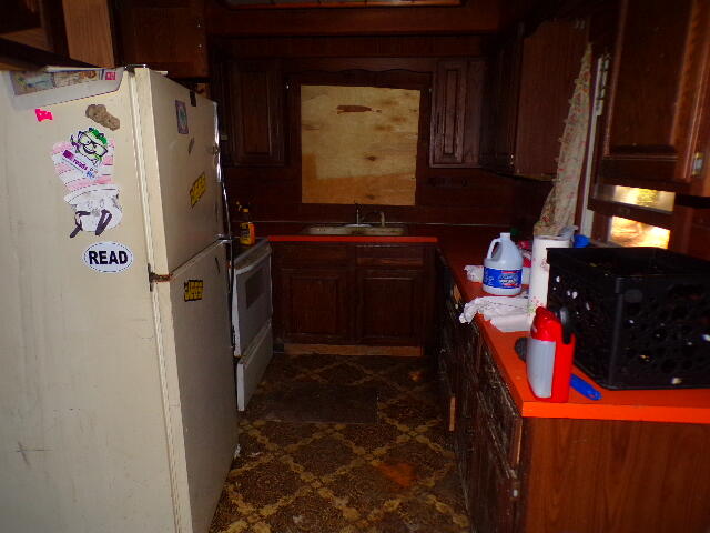 81 Henning Road Albrightsville, PA 18210 - Photo 17 of 29 a bathroom with a bathtub and a sink