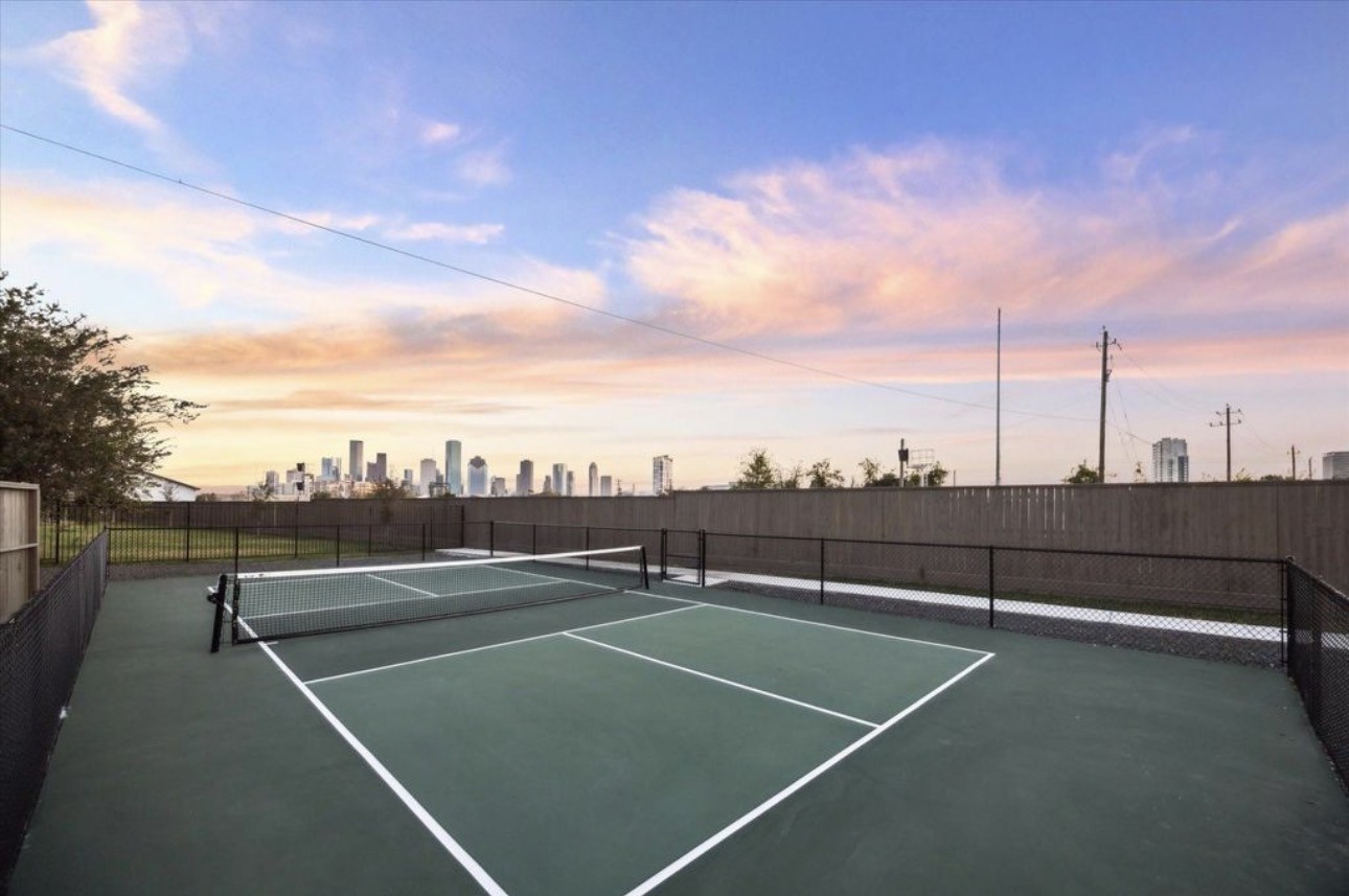 3075 Hicks Street Houston, TX 77007 - Photo 29 of 34 a view of a tennis court