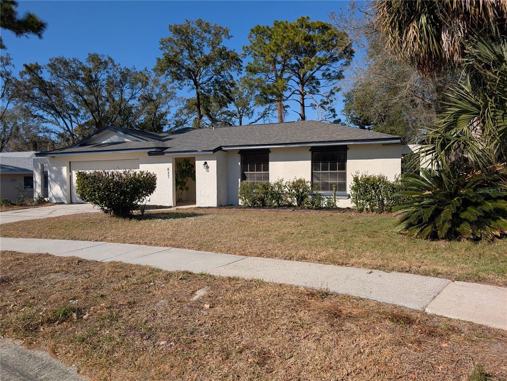 627 Prairie Lane Altamonte Springs, FL 32714 - Photo 2 of 32 front view of a house with a yard