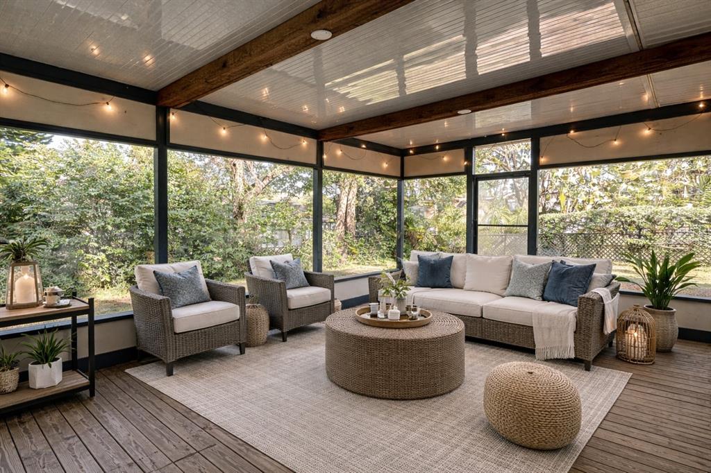 627 Prairie Lane Altamonte Springs, FL 32714 - Photo 28 of 32 a living room with furniture and a large window