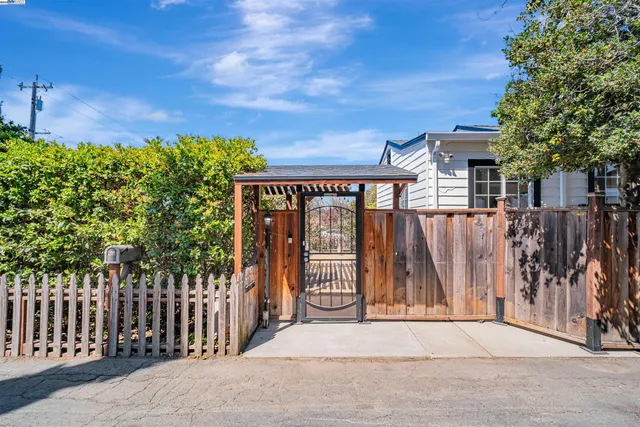 a view of entryway with wooden fence