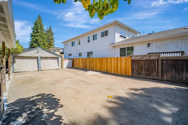 a view of a house with a backyard