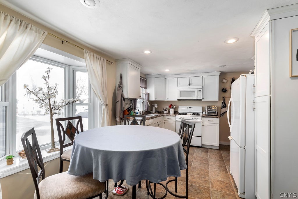 129 Circle Road Syracuse, NY 13210 - Photo 8 of 16 Gallery Image 8