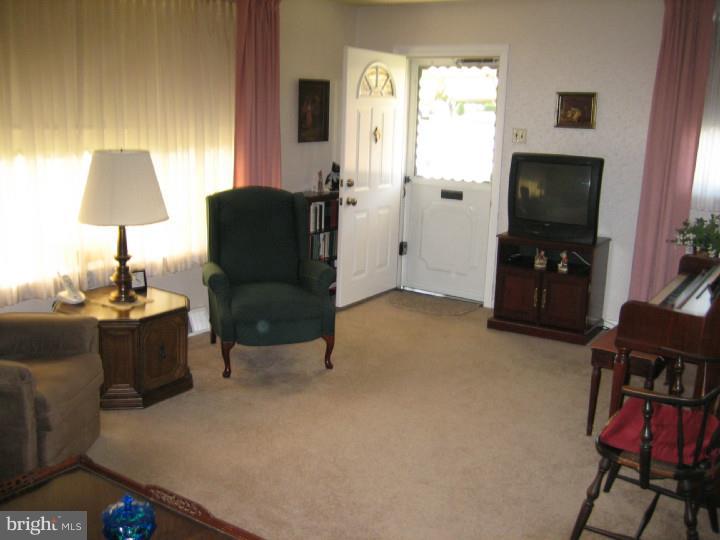 3129 Welsh Road Philadelphia, PA 19136 - Photo 17 of 19 Living Room