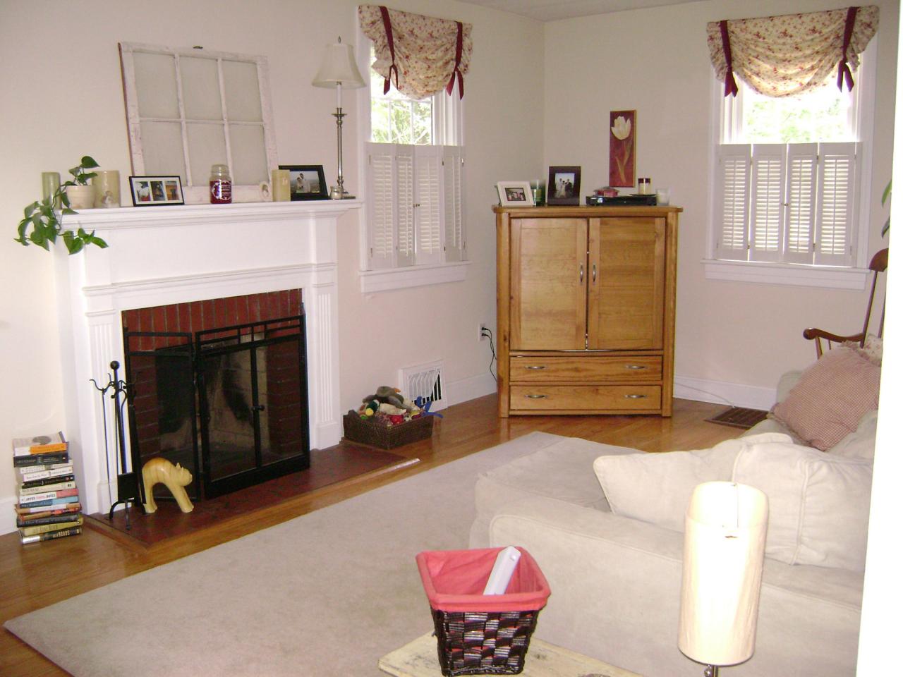 2440 Tillett Road Southwest Roanoke, VA 24015 - Photo 2 of 8 LIVING ROOM
