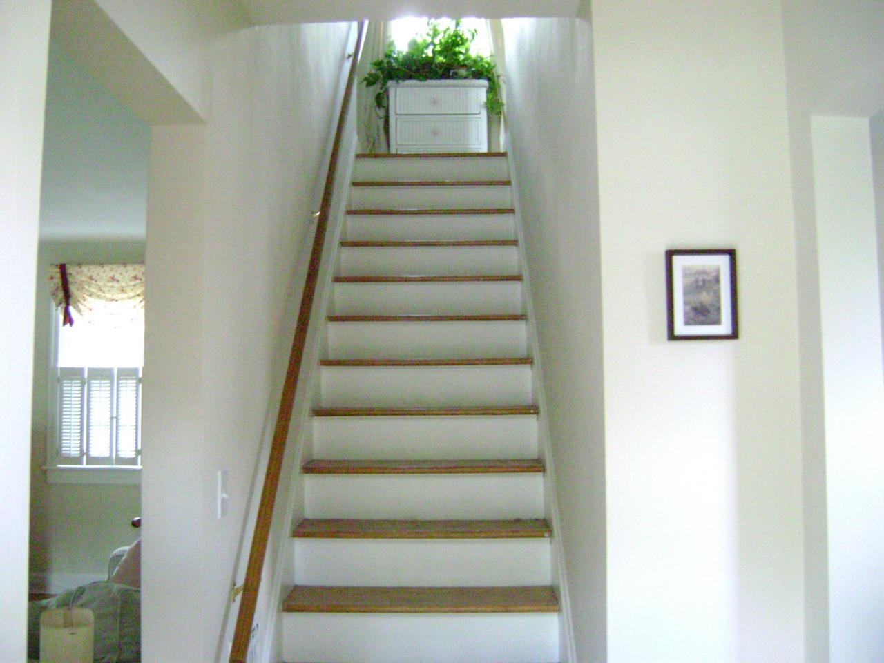 2440 Tillett Road Southwest Roanoke, VA 24015 - Photo 5 of 8 STAIRWELL
