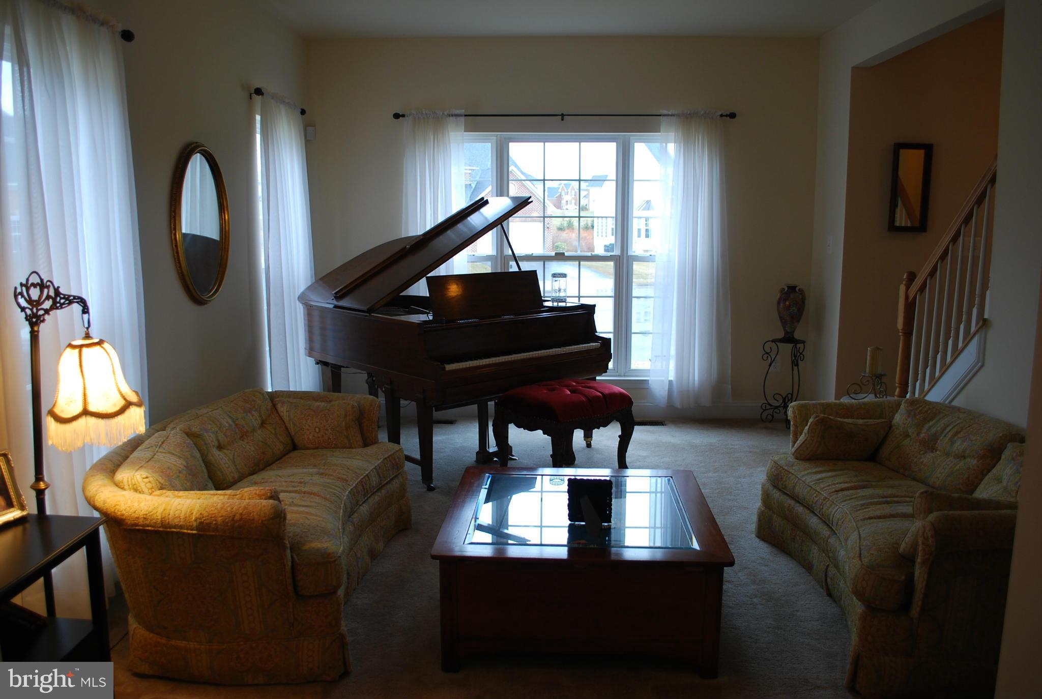 13808 Vanderbilt Way Laurel, MD 20707 - Photo 10 of 24 Living Room