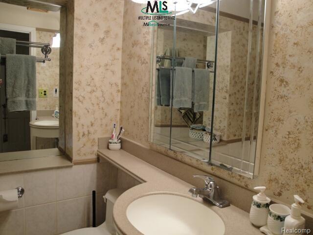 1209 Yorkshire Road Grosse Pointe, MI 48230 - Photo 9 of 14 2nd Floor Bath